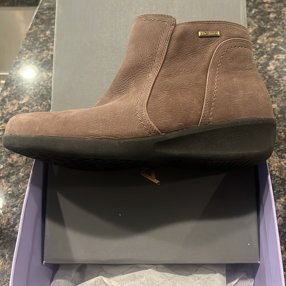 Women’s Aravon Fairlee Ankle Boot - Picture 3 of 6